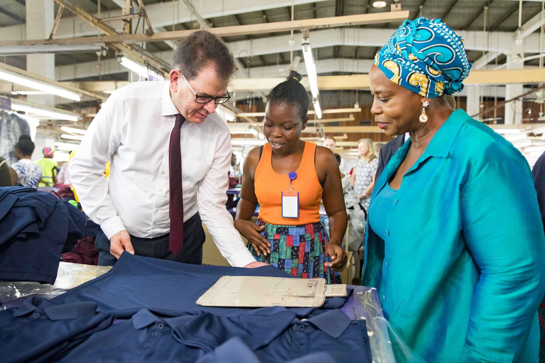BM Müller auf der aktuellen Ghana-Reise in einer Textilfabrik in Accra