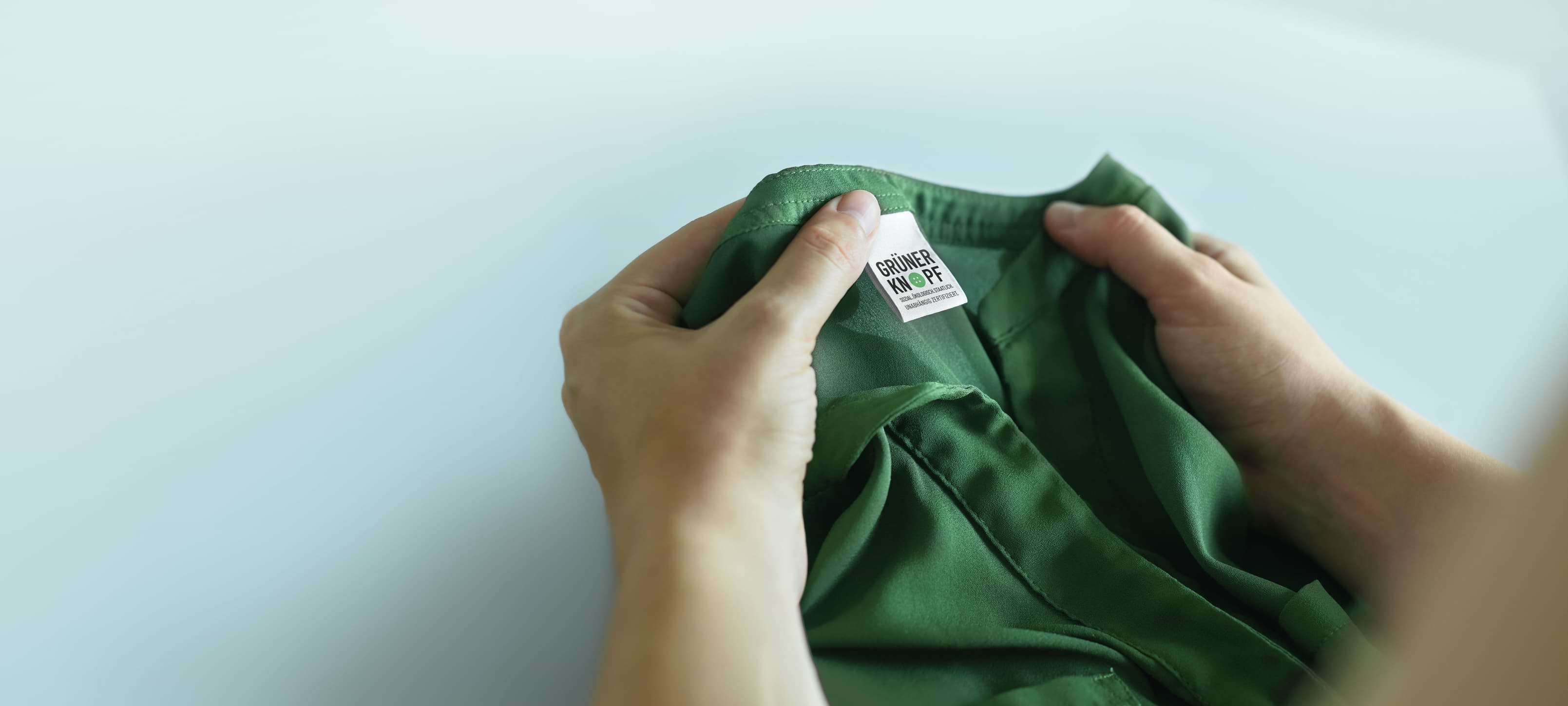 Bluse mit Grüner Knopf Etikett
